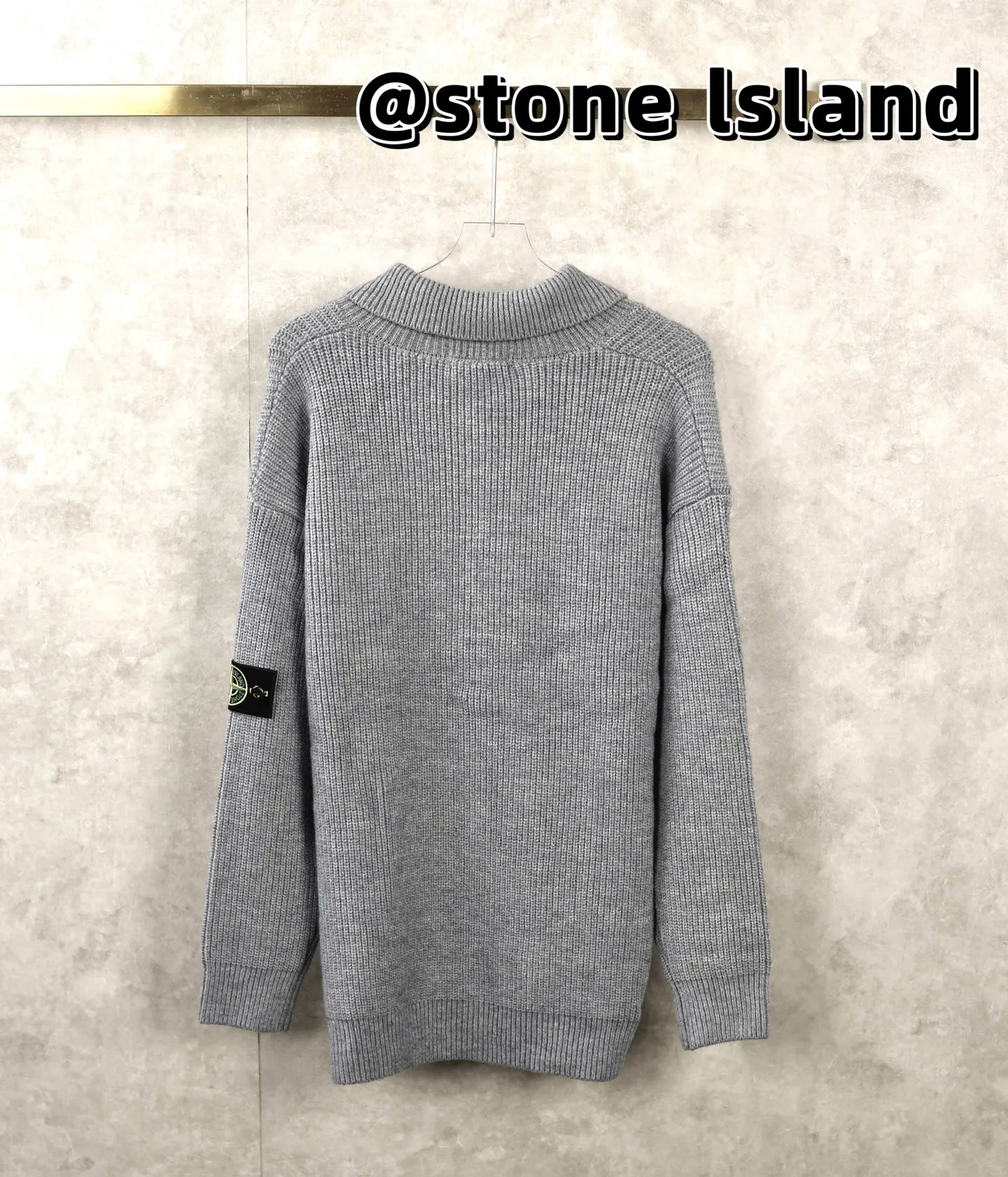 P280 Stone Island/Stone Island Ghost Island knitted sweater cardigan jacket has perfect hand feel and comfort. It is a must-have item for spring, autumn and winter wardrobes. It also looks great when layered as an inner layer in the cold. It is a proper reserved item, the first choice for daily outings, and is inclusive of all body types! What you see is what you get, and it looks stylish with any outfit.  It feels delicate, soft, skin-friendly and warm, and the classic retro cable knitting has an American feel. It is versatile and can be layered with a base layer. If you add a coat, you can wear it directly in the south for the winter. It is delicate and soft, with excellent texture and body feel. It is comfortable, soft, skin-friendly and delicate. The upper body is simple and easy to wear. A must-have for ootd. Good-looking clothes are never picky. A must-have in couples' wardrobes. Color: black, off-white, dark gray, size: M-3XL, M size: Length 64, bust 108, shoulder width 49. Size L: length 66, bust 112, shoulder width 51. XL size: length 68, bust 120, shoulder width 53. 2XL size: length 70, bust 124, shoulder width 55. 3XL size: length 72, bust 128, shoulder width 57. The size is measured by hand, there are slight errors, for reference only.